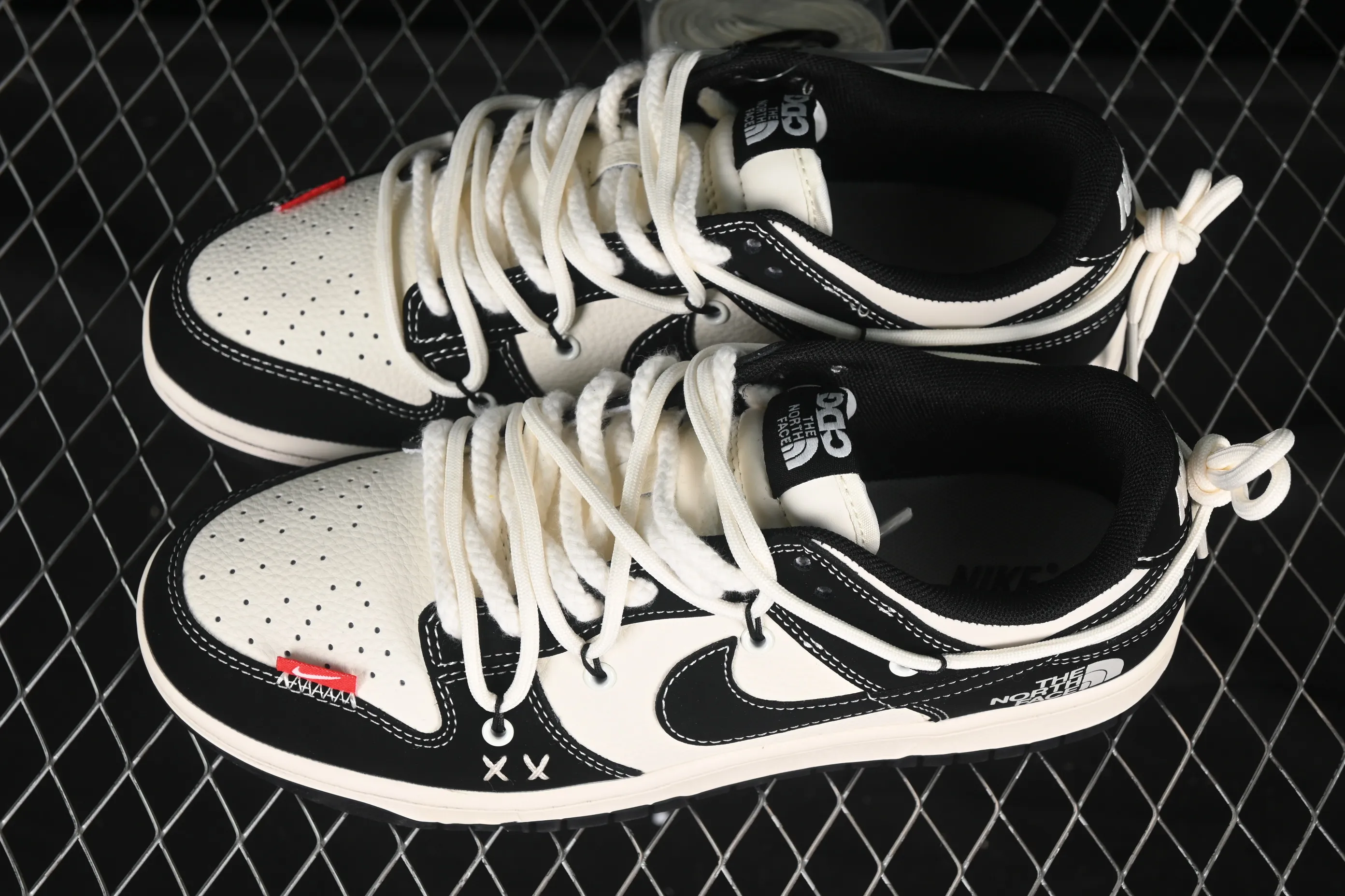 All categories Nk SB Dunk Series Nk SB Dunk Low High-end customization Low-top sneakers Nike SB Dunk Low North series Strap black and white black hook Anniversary high-end customization Low-top casual sneakers YX5066-287
